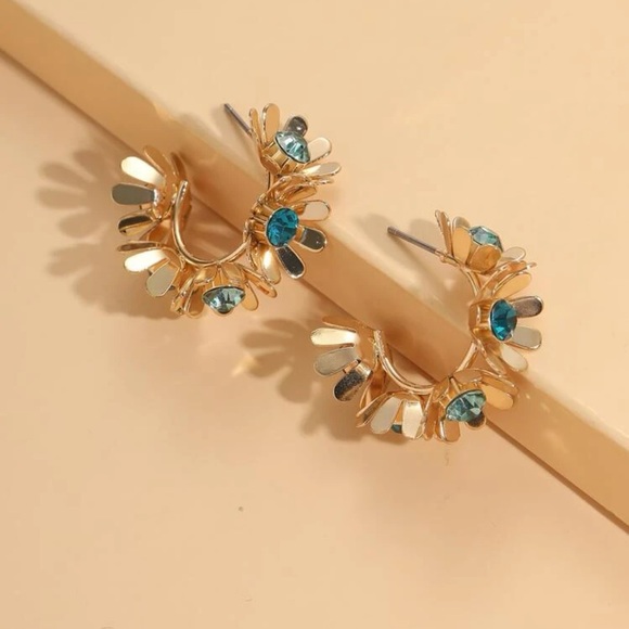 🌸 Awesome Metallic Rhinestone Floral Flower Hoop Earrings 🌸 - Picture 3 of 7